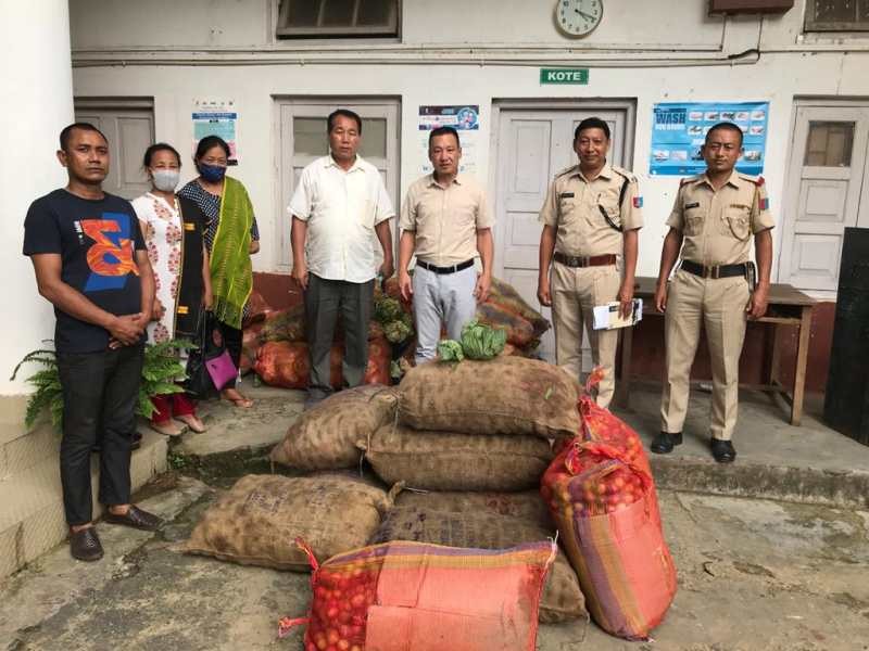 Mao Hoho Dimapur donated potatoes, cabbage and plum acquired from Mao Villages to frontliners of Dimapur in Ganeshnagar QC, DC Office, Police Commissionerate, CMO Office and EAC Chümoukedima to acknowledge their selfless service during the COVID-19 Pandemic on June 20. (Photo Courtesy: Mao Hoho Dimapur)